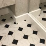Напольные плинтусы из искусственного камня для салона красоты изготовлено в правила камня