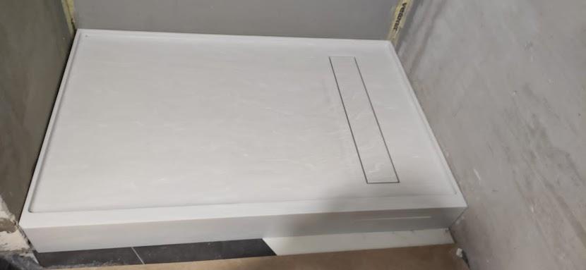 Душевой поддон из искусственного камня изготовлено в правила камня