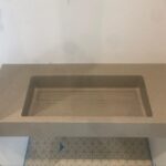 Столешница из искусственного камня и раковина с накладкой для ванной комнаты изготовлено в правила камня