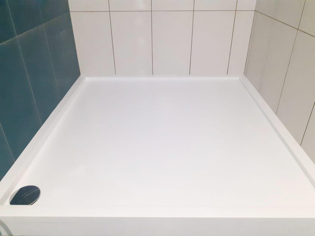 Душевой поддон из искусственного камня для ванной комнаты изготовлено в правила камня