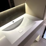 Столешница из искусственного камня с раковиной для ванной комнаты изготовлено в правила камня