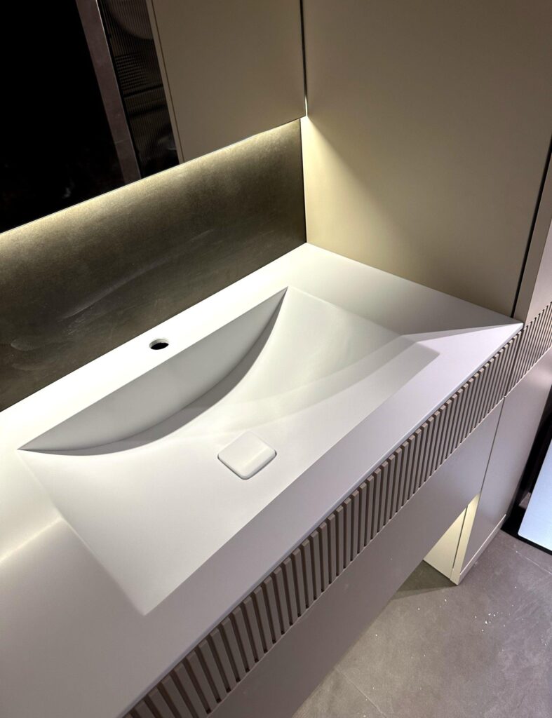 Столешница из искусственного камня с раковиной для ванной комнаты изготовлено в правила камня