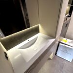 Столешница из искусственного камня с раковиной для ванной комнаты изготовлено в правила камня