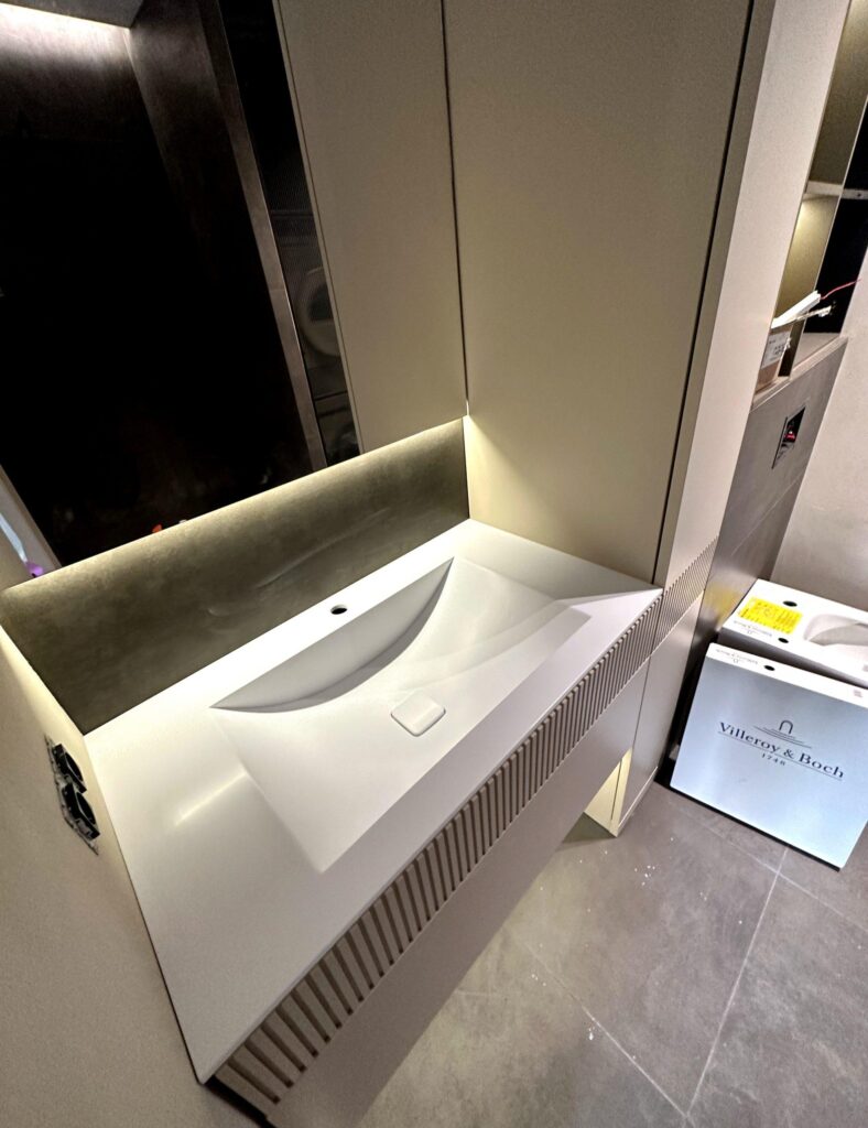 Столешница из искусственного камня с раковиной для ванной комнаты изготовлено в правила камня