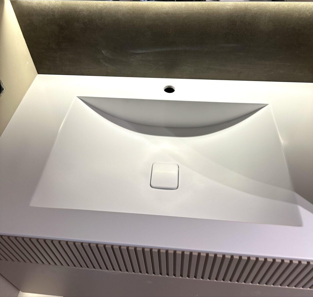 Столешница из искусственного камня с раковиной для ванной комнаты изготовлено в правила камня