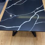 Столешница для стола из кварцевого агломерата изготовлено в правила камня