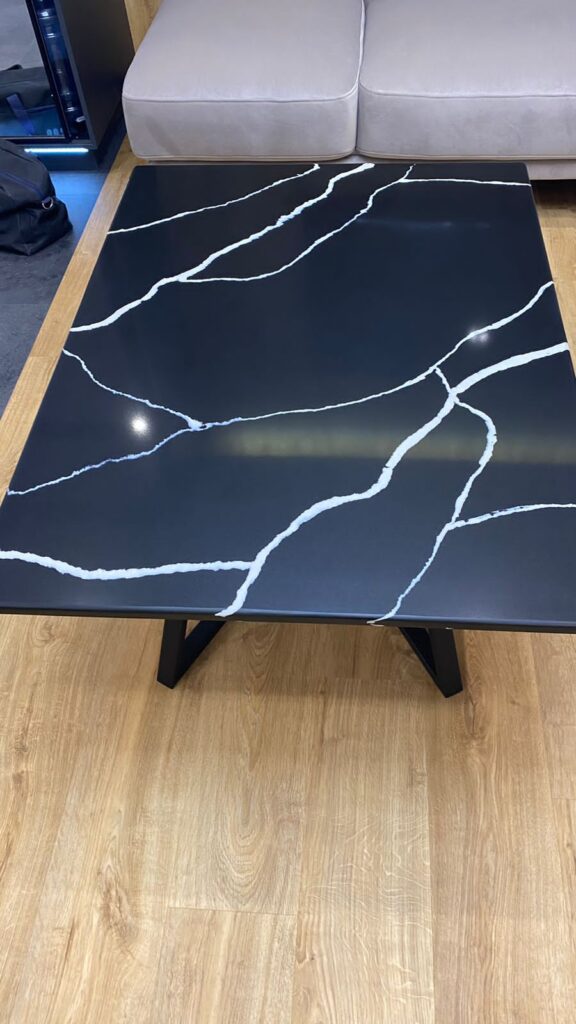 Столешница для стола из кварцевого агломерата изготовлено в правила камня