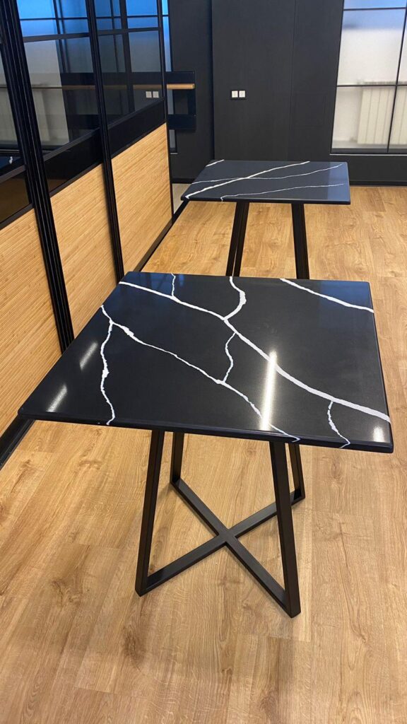 Столешница для стола из кварцевого агломерата изготовлено в правила камня