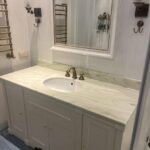 Столешница из искусственного камня для ванной комнаты изготовлено в правила камня