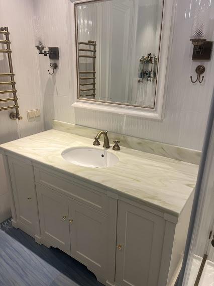 Столешница из искусственного камня для ванной комнаты изготовлено в правила камня