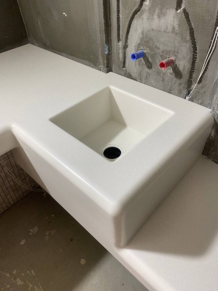 Столешницы из искусственного камня и лежак для хамама изготовлено в правила камня