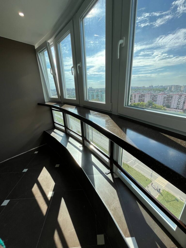 Радиусный подоконник из искусственного камня изготовлено в правила камня