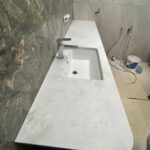 Столешница из кварцевого агломерата в ванную комнату изготовлено в правила камня