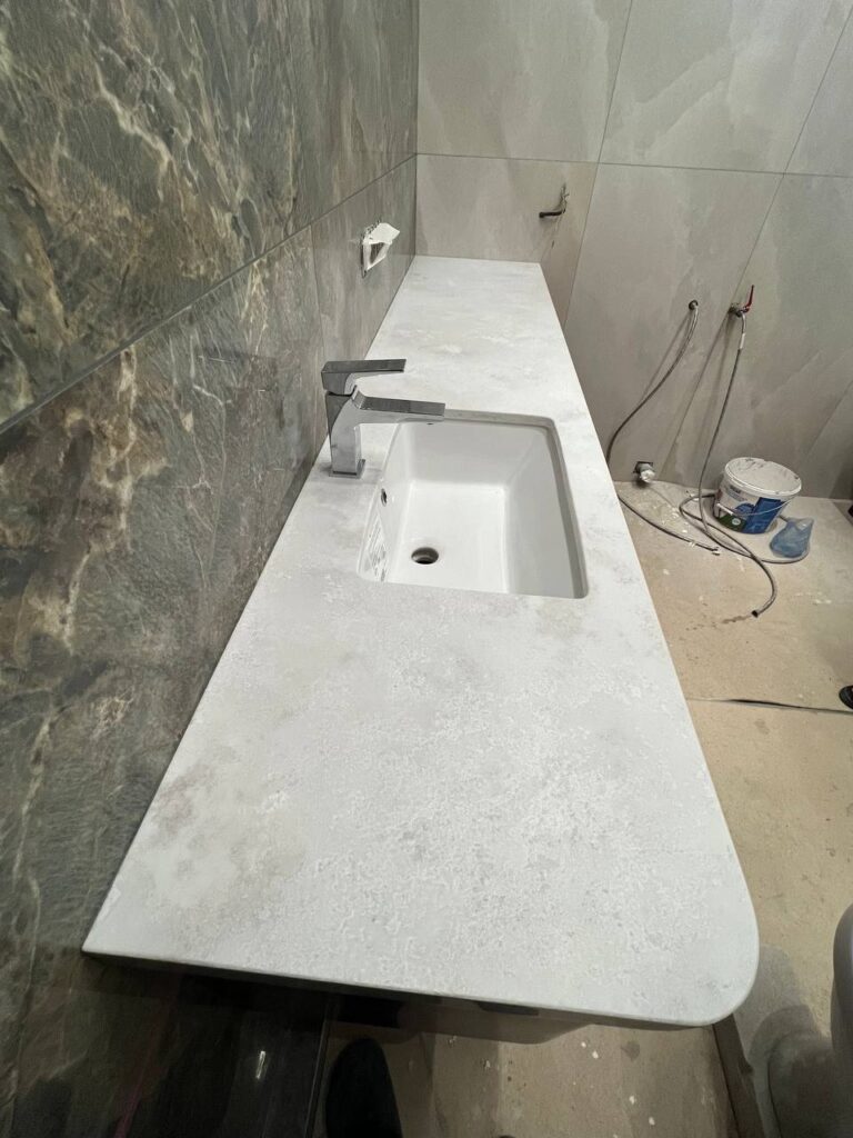 Столешница из кварцевого агломерата в ванную комнату изготовлено в правила камня