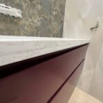 Столешница из кварцевого агломерата в ванную комнату изготовлено в правила камня