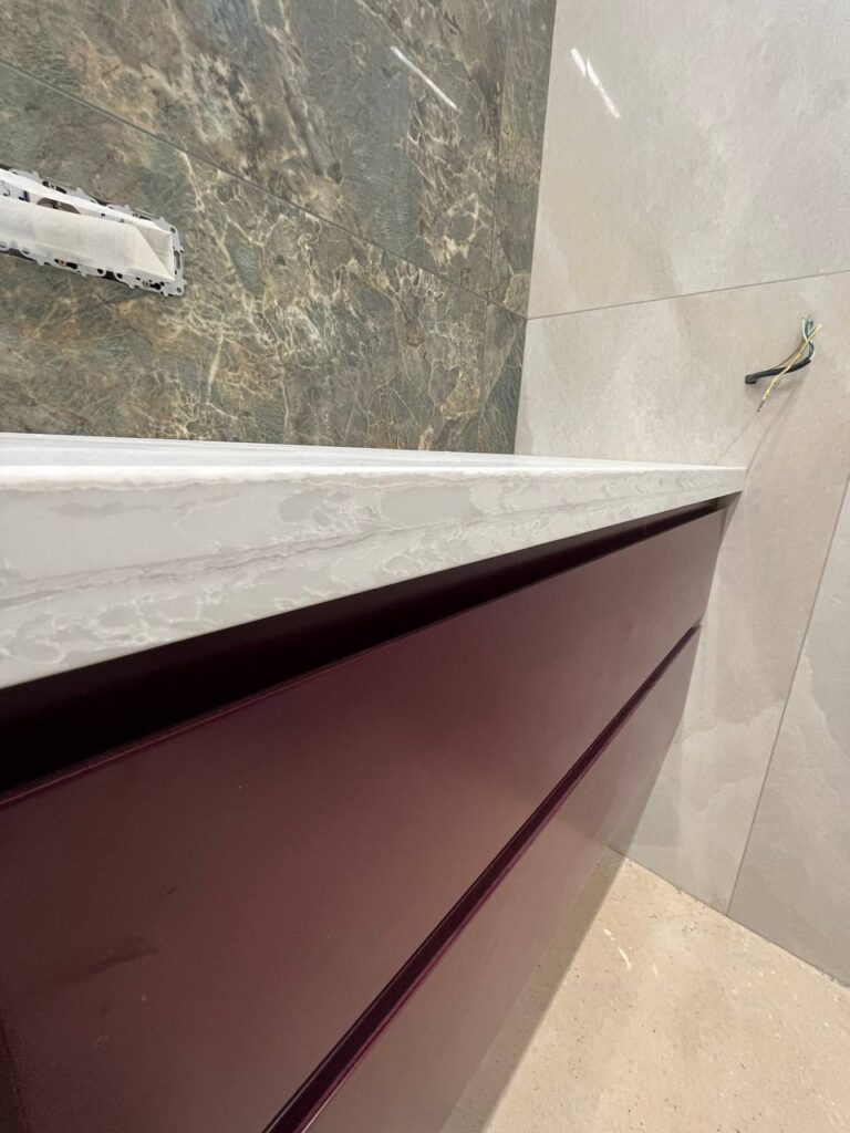 Столешница из кварцевого агломерата в ванную комнату изготовлено в правила камня