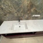 Столешница из кварцевого агломерата в ванную комнату изготовлено в правила камня