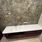 Столешница из кварцевого агломерата в ванную комнату изготовлено в правила камня