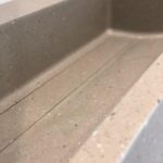 Столешница из искусственного камня и раковина с накладкой для ванной комнаты изготовлено в правила камня