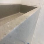 Столешница из искусственного камня и раковина с накладкой для ванной комнаты изготовлено в правила камня