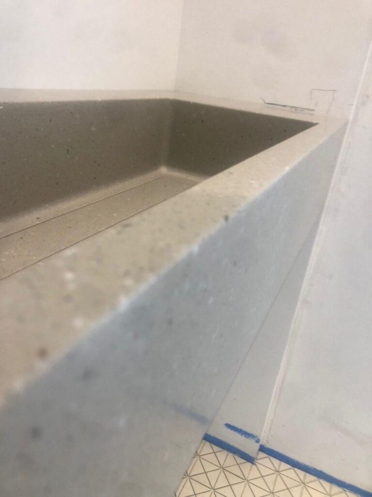 Столешница из искусственного камня и раковина с накладкой для ванной комнаты изготовлено в правила камня