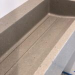 Столешница из искусственного камня и раковина с накладкой для ванной комнаты изготовлено в правила камня