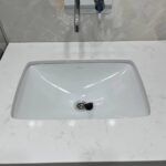 Столешница из кварцевого агломерата в ванную комнату изготовлено в правила камня