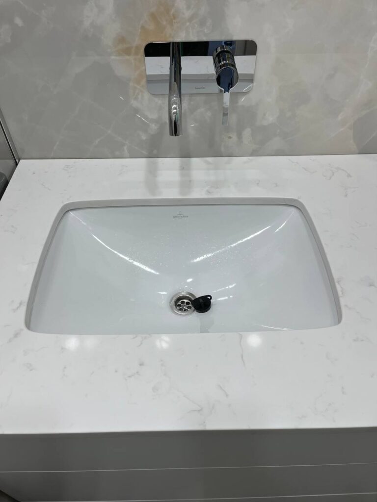 Столешница из кварцевого агломерата в ванную комнату изготовлено в правила камня