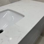 Столешница из кварцевого агломерата в ванную комнату изготовлено в правила камня