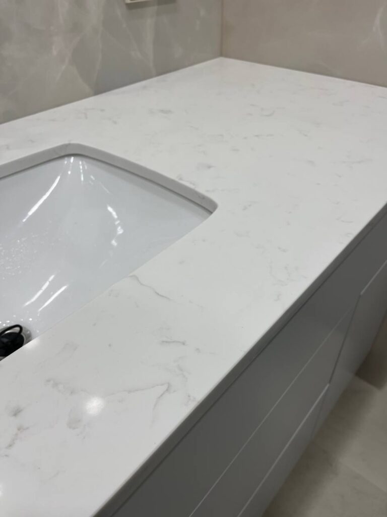 Столешница из кварцевого агломерата в ванную комнату изготовлено в правила камня