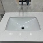 Столешница из кварцевого агломерата в ванную комнату изготовлено в правила камня