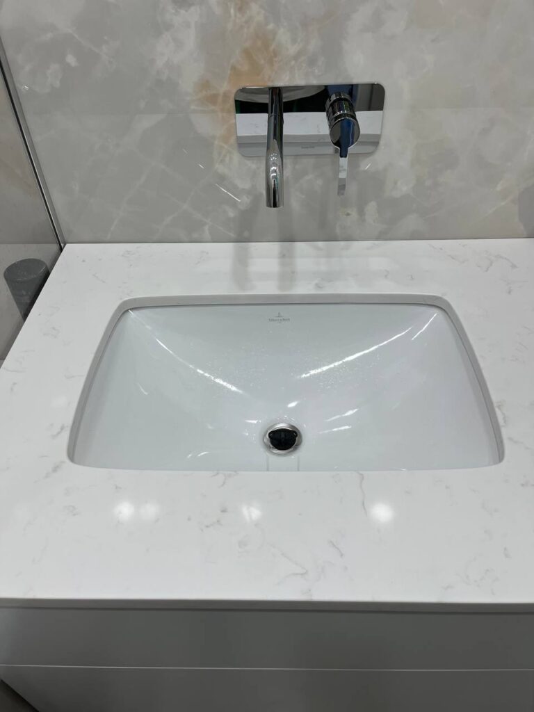 Столешница из кварцевого агломерата в ванную комнату изготовлено в правила камня