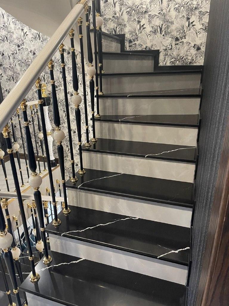 Лестница (14 ступеней) из кварцевого агломерата изготовлено в правила камня