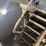 Лестница (14 ступеней) из кварцевого агломерата изготовлено в правила камня