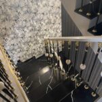 Лестница (14 ступеней) из кварцевого агломерата изготовлено в правила камня