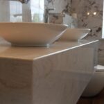 Столешница из искусственного камня с высокими бортами для ванной комнаты изготовлено в правила камня