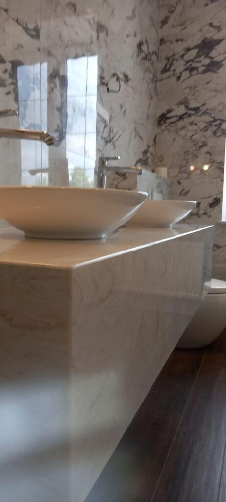 Столешница из искусственного камня с высокими бортами для ванной комнаты изготовлено в правила камня