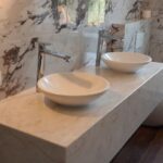 Столешница из искусственного камня с высокими бортами для ванной комнаты изготовлено в правила камня