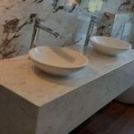 Столешница из искусственного камня с высокими бортами для ванной комнаты изготовлено в правила камня