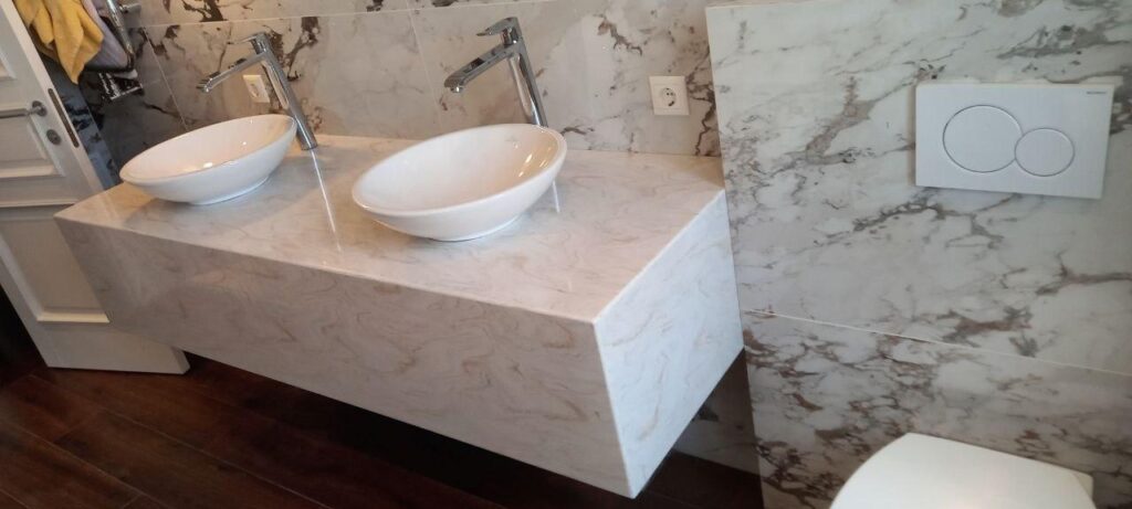 Столешница из искусственного камня с высокими бортами для ванной комнаты изготовлено в правила камня