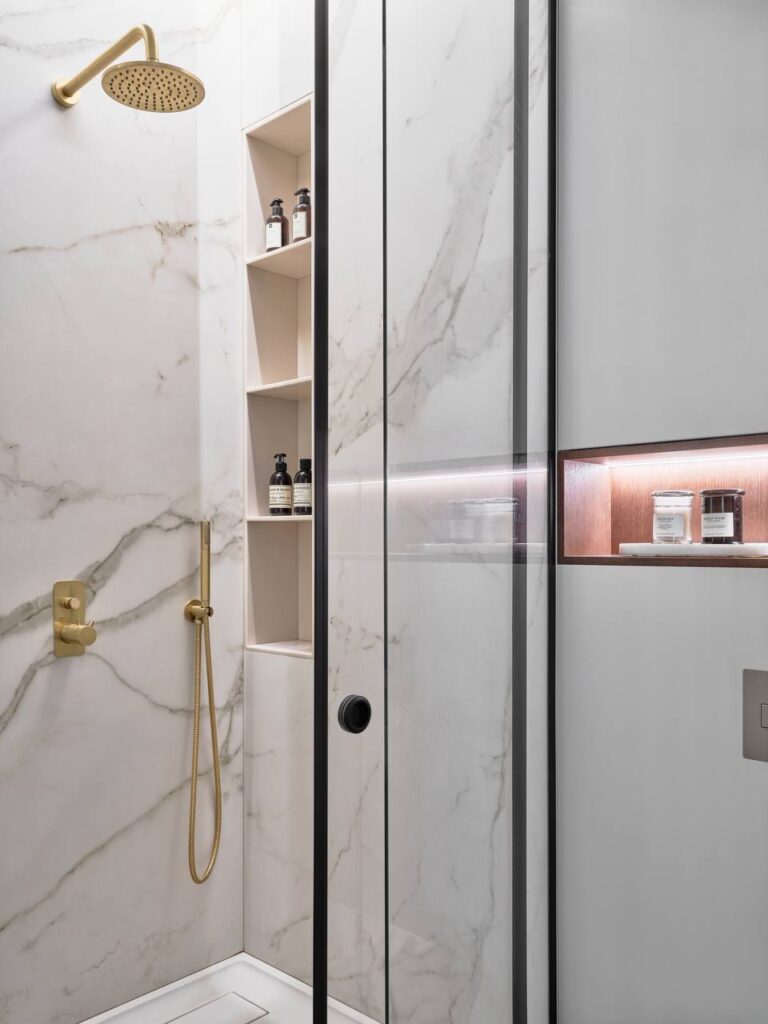 Ниша с полками из искусственного камня для душевой кабины изготовлено в правила камня