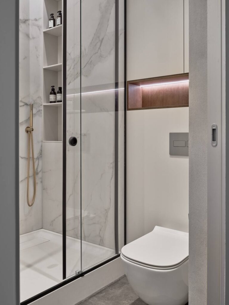 Ниша с полками из искусственного камня для душевой кабины изготовлено в правила камня