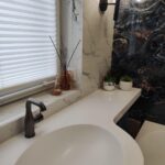 Столешница из искусственного камня с радиусным изгибом и раковина для ванной комнаты изготовлено в правила камня