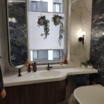 Столешница из искусственного камня с радиусным изгибом и раковина для ванной комнаты изготовлено в правила камня