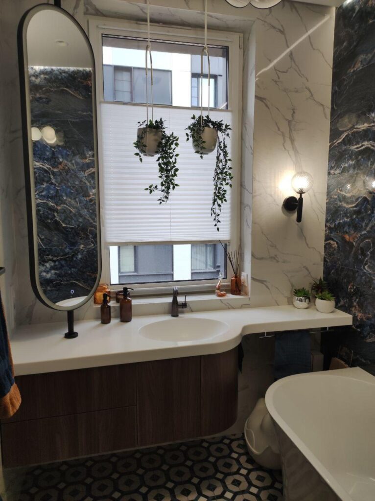 Столешница из искусственного камня с радиусным изгибом и раковина для ванной комнаты изготовлено в правила камня