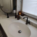 Столешница из искусственного камня с радиусным изгибом и раковина для ванной комнаты изготовлено в правила камня