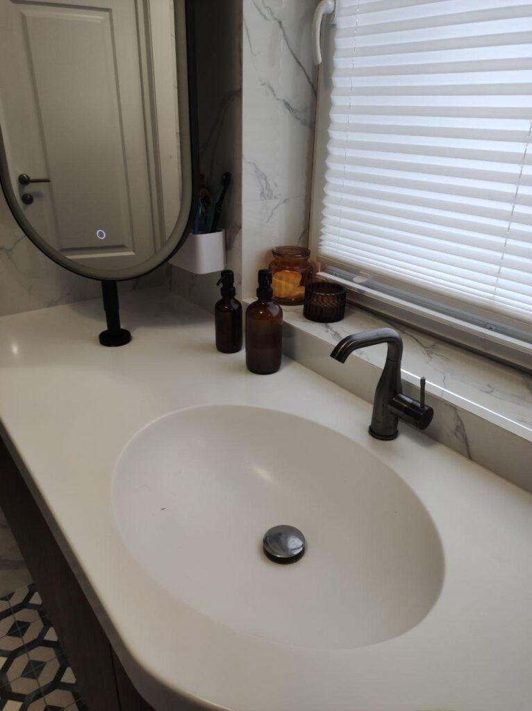 Столешница из искусственного камня с радиусным изгибом и раковина для ванной комнаты изготовлено в правила камня