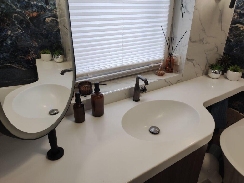 Столешница из искусственного камня с радиусным изгибом и раковина для ванной комнаты изготовлено в правила камня