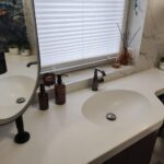 Столешница из искусственного камня с радиусным изгибом и раковина для ванной комнаты изготовлено в правила камня