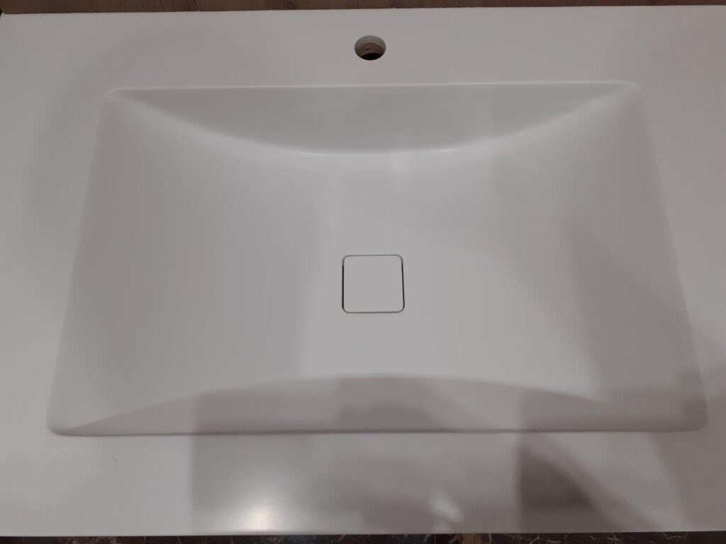 Столешница из искусственного камня с двумя раковинами для ванной комнаты изготовлено в правила камня